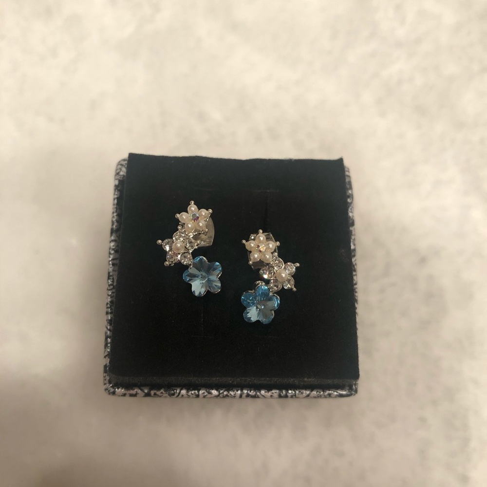 Gorgeous earrings.